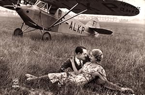 Ansichtskarte / Postkarte Zivilflugzeug F-ALKP, Liebespaar, Wiese