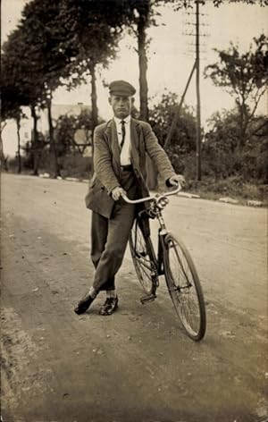 Foto Ansichtskarte / Postkarte Mann mit Fahrrad, Portrait