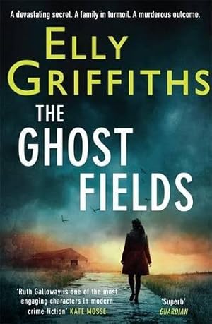 Immagine del venditore per The Ghost Fields: The Dr Ruth Galloway Mysteries 7 venduto da WeBuyBooks