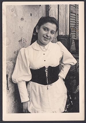 Italia 1950, Giovane ragazza in costume tipico locale, Fotografia vintage