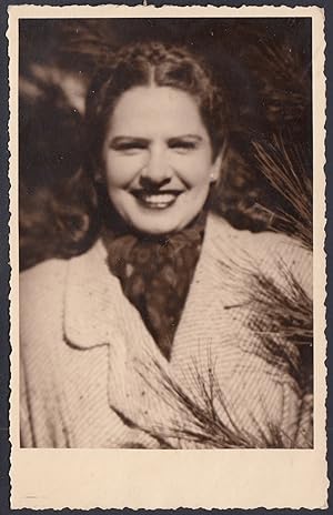 Zara 1942, Moda capelli, Ritratto di una giovane donna con rossetto - Fotografia vintage