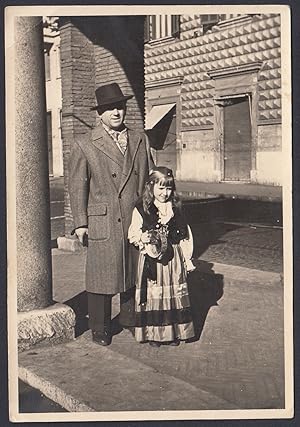Italia 1952, Bambina in costume di carnevale con il papà, Foto vintage