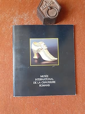 Imagen del vendedor de Muse International de la Chaussure Romans / Histoire gnrale de la chaussure. La chaussure tmoin de la civilisation et objet d'art a la venta por Librairie de la Garenne