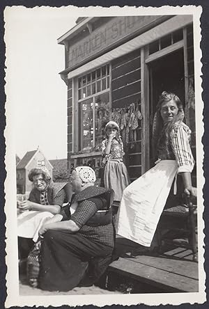 Paesi Bassi 1950, Marken, Donne in costume tipico del luogo, Fotografia vintage