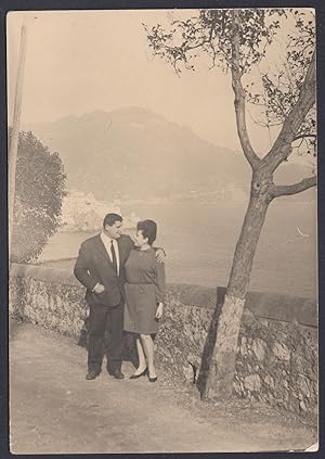 Vietri sul Mare (SA) 1965, Veduta, Coppia abbracciata, Fotografia vintage
