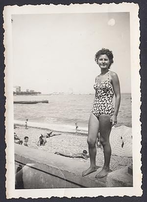 Marciana 1947, Isola d'Elba, Moda mare, Donna in costume su muretto, Fotografia vintage