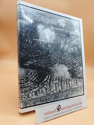 Image du vendeur pour Zoe Leonard : photographs ; [accompanies the Exhibition Zoe Leonard - Photographs, at Fotomuseum Winterthur, 1 December 2007 to 17 February 2008 and at Museum Moderner Kunst Stiftung Ludwig Vienna, 10 December 2009 to 3 March 2010] Fotomuseum Winterthur. Ed. by Urs Stahel. [Transl. Ishbel Flett ; Elise Nussbaum] mis en vente par Roland Antiquariat UG haftungsbeschrnkt
