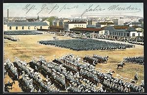 Ansichtskarte Leipzig, Königsparade, Parademarsch in Regimentskolonnen vor Kasernen