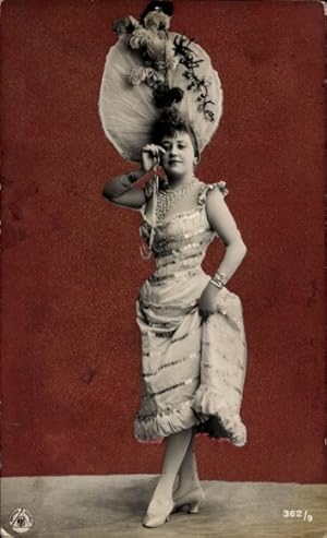 Ansichtskarte / Postkarte Frau im Kostüm, Rüschenkleid, großer Hut, Monokel - NPG 362/9