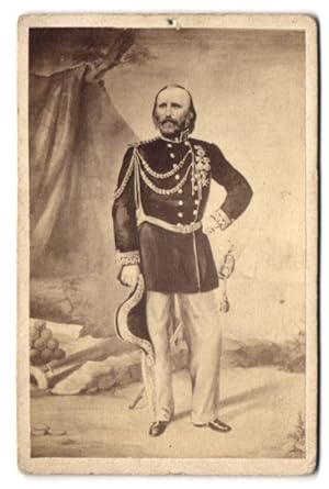 Fotografie unbekannter Fotograf und Ort, Portrait Guiseppe Garibaldi in Uniform mit Orden und Zwe...