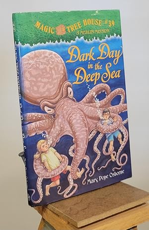 Dark Day in the Deep Sea (Magic Tree House, No. 39)
