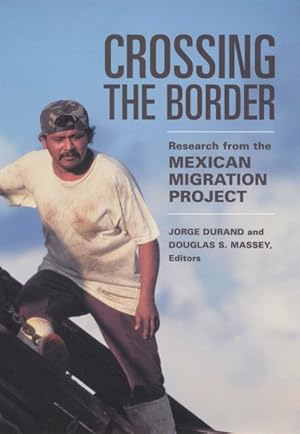 Imagen del vendedor de Crossing the Border : Research from the Mexican Migration Project a la venta por GreatBookPrices