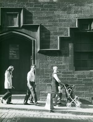 Foto Fußgänger auf einem Gehweg, Frau mit Kinderwagen - Foto: Roland Defossez