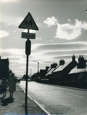 Foto Partie in einer Ortschaft, Straßenschild, 1975 - Foto: Roland Defossez