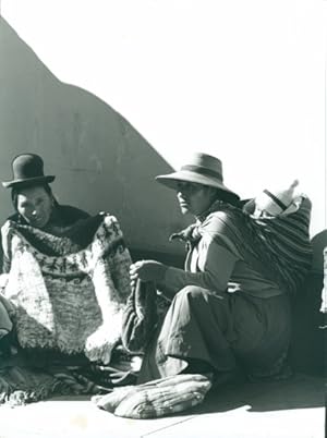 Foto Peru ?, Südamerika, Zwei Frauen in Volkstrachten - Foto: Roland Defossez