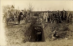 Foto Ansichtskarte / Postkarte Deutsche Soldaten in Uniformen, Schützengraben, I WK