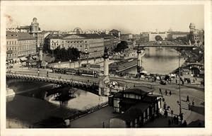 Foto Ansichtskarte / Postkarte Wien 1. Innere Stadt Österreich, Kai, Brücke, Flusspartie, Passanten