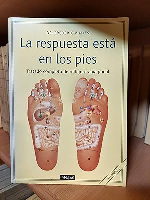 Immagine del venditore per La respuesta est en los pies. Tratado completo de reflejoterapia podal. venduto da Martina llibreter