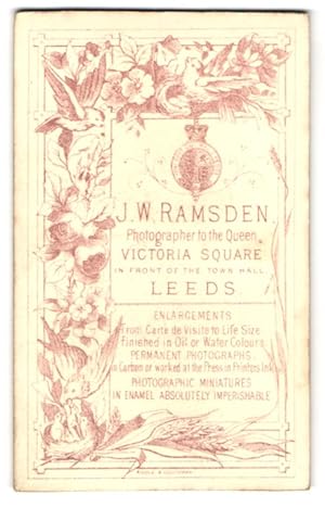 Fotografie J. W. Ramsden, Leeds, Victoria Square, Orden über Anschrift des Ateliers umrandet von ...