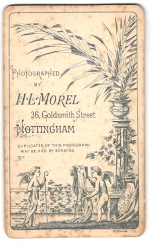 Fotografie H. L. Morel, Nottingham, 36 Goldsmith Street, zwei Engel machen ein Foto mit einer Pla...