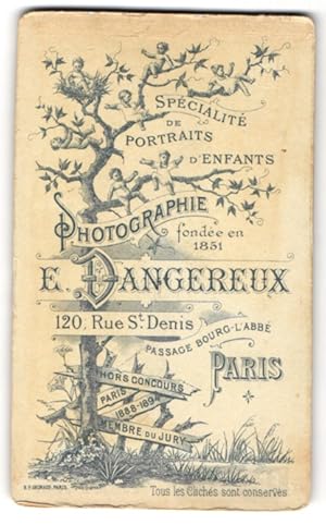 Fotografie E. Dangereux, Paris, 120 Rue St. Denis, Kinder im Geäst des Baumes, Weganzeiger am Boden