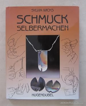 Immagine del venditore per Schmuck selbermachen. Materialien, Design und handwerkliche Anleitungen. Aus dem Englischen von Susanne Keller u. Marlene Gerhard. 2. Auflage. Mnchen, Hugendubel, 1996. Kl.-4to. Mit zahlreichen, teils farbigen fotografischen Abbildungen u. Illustrationen. 174 S., 1 Bl. Or.-Pp. mit Schutzumschlag. (ISBN 3880344817). venduto da Jrgen Patzer