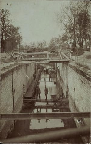 Foto Ansichtskarte / Postkarte Deutsche Soldaten in Uniformen, Kanal, I WK