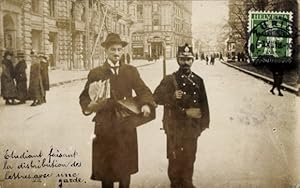 Foto Ansichtskarte / Postkarte Zürich Stadt Schweiz, Student verteilt im Beisein einer Wache Briefe