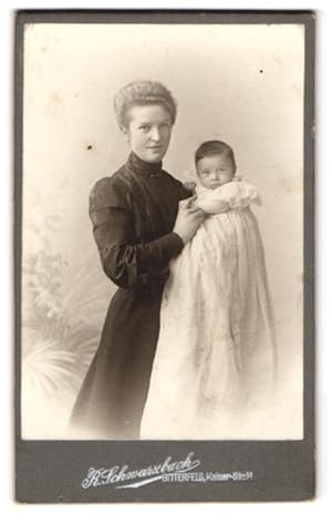 Fotografie R. Schwarzbach, Bitterfeld, junge blonde Mutter hält ihre Kind im Arm, Mutterglück