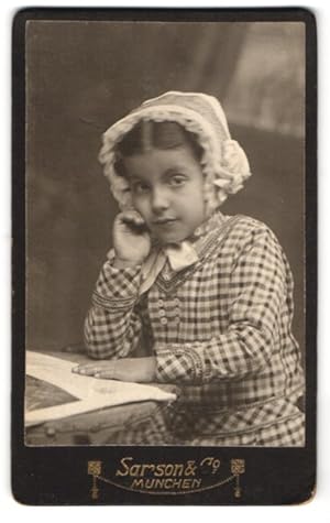 Fotografie Samson, Co., München, niedliches kleines Mädchen im karierten Kleid mit Haube