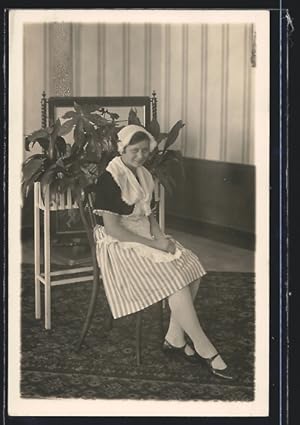 Foto-Ansichtskarte Altötting, Engl. Institut, kostümierte Frau zum Fasching 1929