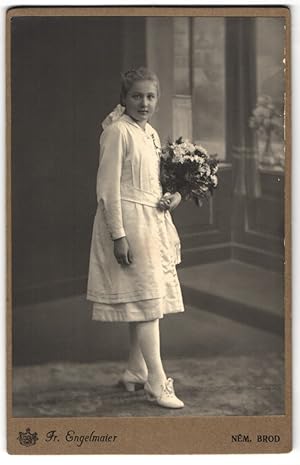 Fotografie Fr. Engelmaier, Nem. Brod, hübsches junges Mädchen im weissen Kleid mit Blumenstrauss ...