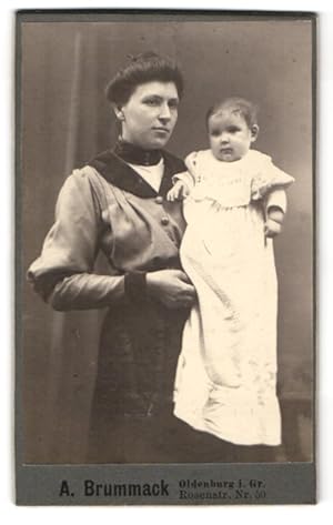 Fotografie A. Brummack, Oldenburg i. Gr., Mutter im Kleid mit Kind auf dem Arm, Mutterglück