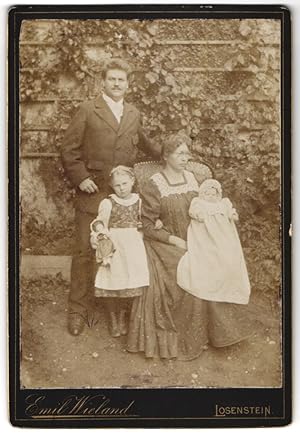 Fotografie Emil Wieland, Losenstein, Mutter und Vater mit ihren beiden Kindern im Garten, Mutterg...