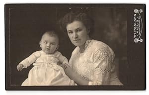 Fotografie Th. Paulsen, Kiel, junge Mutter Toni mit ihrem Kleinkind Liselotte im Arm, Mutterglück