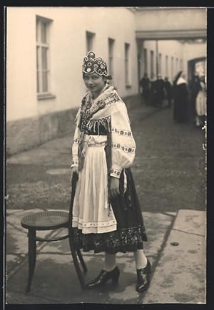 Foto-Ansichtskarte Altötting, Engl. Institut, kostümierte Frau zum Fasching 1929