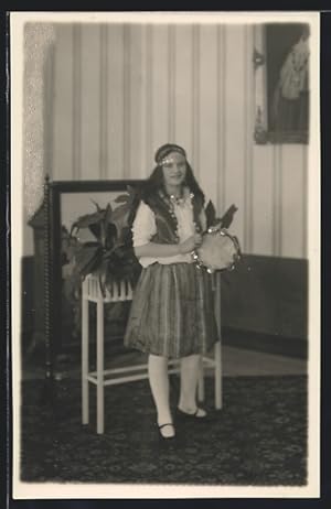Foto-Ansichtskarte Altötting, Engl. Institut, kostümierte Frau zum Fasching 1929
