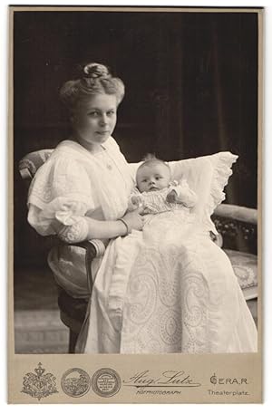 Fotografie Aug. Lutz, Gera, Mutter mit ihrem Kind im Arm, Mutterglück