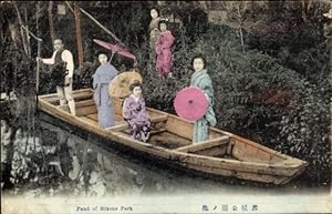 Ansichtskarte / Postkarte Japan, Mädchen in japanischer Tracht, Ruderboot, Hikone-Park