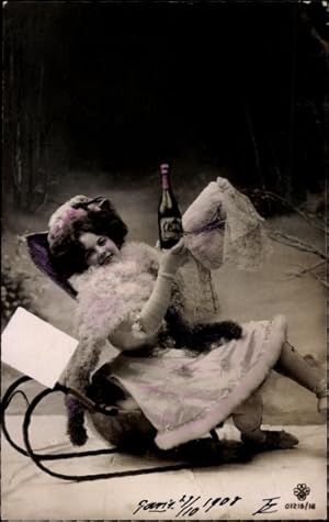 Ansichtskarte / Postkarte Frau mit Weinflasche auf einem Schlitten