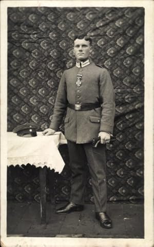 Foto Ansichtskarte / Postkarte München Bayern, Deutscher Soldat in Uniform mit Eisernem Kreuz II....