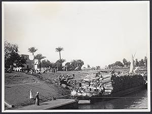 Egitto 1950, Edfu, Veduta pittoresca, Operai caricano battello, Fotografia vintage