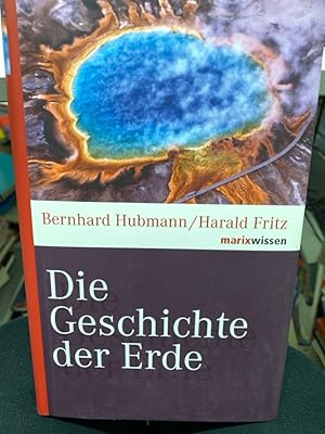 Bild des Verkufers fr Die Geschichte der Erde. Die Geschichte der Erde ist eine bewegte Geschichte voller Katastrophen, Verwstungen und Umbrche. Zur Zeit ihrer Entstehung vor ber 4,5682 Milliarden Jahren hatte die Erde noch nicht viel gemein mit dem blauen Planeten, den wir heute unsere Heimat nennen. Erst nach mehreren Millionen Jahren, dem Bombardement unzhliger Asteroiden, dem Zusammensto mit einem marsgroen Planeten und vielen weiteren umstrzenden Ereignissen, gelangte die Erde zu der uns heute vertrauten Form. Doch es bedurfte weiterer 3,6 Milliarden Jahre und einer Vielzahl zufllig zusammentreffender Faktoren, um die irdische Atmosphre, die Meere und Kontinente sowie die Flora und Fauna in ihrer uns heute bekannten Form entstehen zu lassen. Dieses Buch erzhlt die spannende Entstehungsgeschichte der Erde und erklrt, welche Prozesse ntig waren, um ihr ihre heutige Gestalt zu verleihen. zum Verkauf von bookmarathon