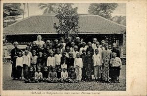 Ansichtskarte / Postkarte Banjoebiroe Indonesien, Schulklasse mit Krankenschwester