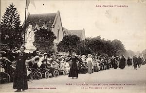 Ansichtskarte / Postkarte Lourdes Hautes Pyrénées, Les Malades attendant le Passage de la Process...