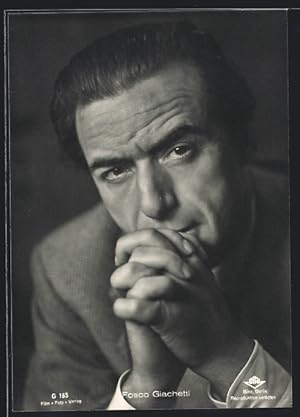 Bild des Verkufers fr Ansichtskarte Schauspieler Fosco Giachetti mit gefalteten Hnden und Blick in die Kamera zum Verkauf von Bartko-Reher