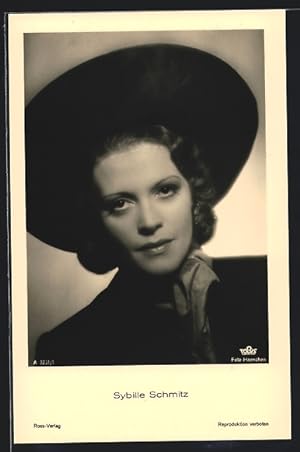Bild des Verkufers fr Ansichtskarte Schauspielerin Sybille Schmitz mit tollen Hut ernst in die Kamera schauend zum Verkauf von Bartko-Reher