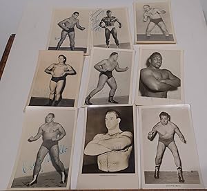 Bild des Verkufers fr Wrestling --- 9 Fotos von Wrestlern, signiert, 50er Jahre, Autogramme, u.a. Karel Istaz zum Verkauf von Antiquariat Thomas Mertens