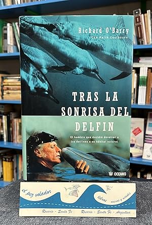 Image du vendeur pour Tras LA Sonrisa Del Delfin: El Hombre Que Decidio Devolver a Los Delfines a Su Habitat Natural (Spanish Edition) mis en vente par Librera El Pez Volador