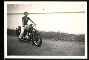 Bild des Verkufers fr Fotografie Motorrad BSA, Bursche auf Krad in Singapur / Singapore zum Verkauf von Bartko-Reher
